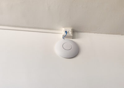 Proyecto completo de infraestructura de red y conectividad WIFI El objetivo principal del proyecto era actualizar y mejorar la infraestructura de red existente, garantizando una conexión más rápida, estable y segura en todo el edificio. Para ello, nuestro equipo técnico diseñó y ejecutó una solución personalizada que combina la instalación de fibra, red de datos y puntos de acceso WIFI de última generación. Alcance del proyecto Instalación de un enlace de fibra óptica, proporcionando una conexión de alta velocidad y baja latencia entre distintos puntos clave del edificio. Recableado completo del sistema WIFI, para asegurar una distribución eficiente de la señal inalámbrica. Instalación de 2 puntos de acceso WIFI, estratégicamente ubicados para cubrir las áreas más críticas. Conexionado completo al armario RACK, donde organizamos: El cableado de red de los puntos de acceso Los inyectores POE Y una regleta de fibra óptica, optimizando el orden y la gestión técnica del sistema. Gracias a esta intervención, el Ayuntamiento de Bormujos cuenta ahora con una infraestructura de red moderna, fiable y preparada para afrontar los retos tecnológicos de la administración actual. Soluciones de conectividad profesional con GrupoOpen En GrupoOpen diseñamos e implementamos soluciones de conectividad adaptadas a cada entorno: desde instalaciones de fibra óptica para empresas y organismos públicos, hasta sistemas WIFI avanzados y redes cableadas organizadas, eficientes y seguras. Si tu entidad necesita renovar o mejorar su red, contacta con nosotros. Somos expertos en instalación de redes, puntos de acceso WIFI y enlaces de fibra óptica.