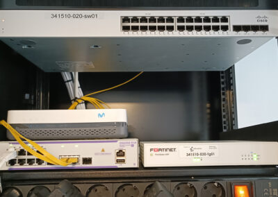 Proyecto completo de infraestructura de red y conectividad WIFI El objetivo principal del proyecto era actualizar y mejorar la infraestructura de red existente, garantizando una conexión más rápida, estable y segura en todo el edificio. Para ello, nuestro equipo técnico diseñó y ejecutó una solución personalizada que combina la instalación de fibra, red de datos y puntos de acceso WIFI de última generación. Alcance del proyecto Instalación de un enlace de fibra óptica, proporcionando una conexión de alta velocidad y baja latencia entre distintos puntos clave del edificio. Recableado completo del sistema WIFI, para asegurar una distribución eficiente de la señal inalámbrica. Instalación de 2 puntos de acceso WIFI, estratégicamente ubicados para cubrir las áreas más críticas. Conexionado completo al armario RACK, donde organizamos: El cableado de red de los puntos de acceso Los inyectores POE Y una regleta de fibra óptica, optimizando el orden y la gestión técnica del sistema. Gracias a esta intervención, el Ayuntamiento de Bormujos cuenta ahora con una infraestructura de red moderna, fiable y preparada para afrontar los retos tecnológicos de la administración actual. Soluciones de conectividad profesional con GrupoOpen En GrupoOpen diseñamos e implementamos soluciones de conectividad adaptadas a cada entorno: desde instalaciones de fibra óptica para empresas y organismos públicos, hasta sistemas WIFI avanzados y redes cableadas organizadas, eficientes y seguras. Si tu entidad necesita renovar o mejorar su red, contacta con nosotros. Somos expertos en instalación de redes, puntos de acceso WIFI y enlaces de fibra óptica.