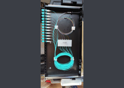 Proyecto completo de infraestructura de red y conectividad WIFI El objetivo principal del proyecto era actualizar y mejorar la infraestructura de red existente, garantizando una conexión más rápida, estable y segura en todo el edificio. Para ello, nuestro equipo técnico diseñó y ejecutó una solución personalizada que combina la instalación de fibra, red de datos y puntos de acceso WIFI de última generación. Alcance del proyecto Instalación de un enlace de fibra óptica, proporcionando una conexión de alta velocidad y baja latencia entre distintos puntos clave del edificio. Recableado completo del sistema WIFI, para asegurar una distribución eficiente de la señal inalámbrica. Instalación de 2 puntos de acceso WIFI, estratégicamente ubicados para cubrir las áreas más críticas. Conexionado completo al armario RACK, donde organizamos: El cableado de red de los puntos de acceso Los inyectores POE Y una regleta de fibra óptica, optimizando el orden y la gestión técnica del sistema. Gracias a esta intervención, el Ayuntamiento de Bormujos cuenta ahora con una infraestructura de red moderna, fiable y preparada para afrontar los retos tecnológicos de la administración actual. Soluciones de conectividad profesional con GrupoOpen En GrupoOpen diseñamos e implementamos soluciones de conectividad adaptadas a cada entorno: desde instalaciones de fibra óptica para empresas y organismos públicos, hasta sistemas WIFI avanzados y redes cableadas organizadas, eficientes y seguras. Si tu entidad necesita renovar o mejorar su red, contacta con nosotros. Somos expertos en instalación de redes, puntos de acceso WIFI y enlaces de fibra óptica.