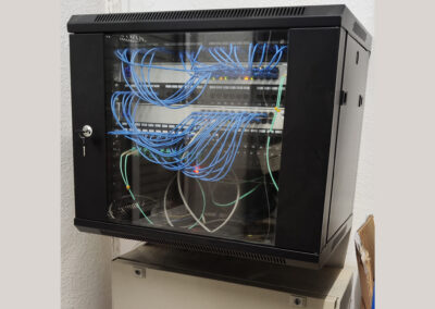 Proyecto completo de infraestructura de red y conectividad WIFI El objetivo principal del proyecto era actualizar y mejorar la infraestructura de red existente, garantizando una conexión más rápida, estable y segura en todo el edificio. Para ello, nuestro equipo técnico diseñó y ejecutó una solución personalizada que combina la instalación de fibra, red de datos y puntos de acceso WIFI de última generación. Alcance del proyecto Instalación de un enlace de fibra óptica, proporcionando una conexión de alta velocidad y baja latencia entre distintos puntos clave del edificio. Recableado completo del sistema WIFI, para asegurar una distribución eficiente de la señal inalámbrica. Instalación de 2 puntos de acceso WIFI, estratégicamente ubicados para cubrir las áreas más críticas. Conexionado completo al armario RACK, donde organizamos: El cableado de red de los puntos de acceso Los inyectores POE Y una regleta de fibra óptica, optimizando el orden y la gestión técnica del sistema. Gracias a esta intervención, el Ayuntamiento de Bormujos cuenta ahora con una infraestructura de red moderna, fiable y preparada para afrontar los retos tecnológicos de la administración actual. Soluciones de conectividad profesional con GrupoOpen En GrupoOpen diseñamos e implementamos soluciones de conectividad adaptadas a cada entorno: desde instalaciones de fibra óptica para empresas y organismos públicos, hasta sistemas WIFI avanzados y redes cableadas organizadas, eficientes y seguras. Si tu entidad necesita renovar o mejorar su red, contacta con nosotros. Somos expertos en instalación de redes, puntos de acceso WIFI y enlaces de fibra óptica.