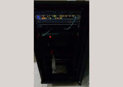Proyecto completo de infraestructura de red y conectividad WIFI El objetivo principal del proyecto era actualizar y mejorar la infraestructura de red existente, garantizando una conexión más rápida, estable y segura en todo el edificio. Para ello, nuestro equipo técnico diseñó y ejecutó una solución personalizada que combina la instalación de fibra, red de datos y puntos de acceso WIFI de última generación. Alcance del proyecto Instalación de un enlace de fibra óptica, proporcionando una conexión de alta velocidad y baja latencia entre distintos puntos clave del edificio. Recableado completo del sistema WIFI, para asegurar una distribución eficiente de la señal inalámbrica. Instalación de 2 puntos de acceso WIFI, estratégicamente ubicados para cubrir las áreas más críticas. Conexionado completo al armario RACK, donde organizamos: El cableado de red de los puntos de acceso Los inyectores POE Y una regleta de fibra óptica, optimizando el orden y la gestión técnica del sistema. Gracias a esta intervención, el Ayuntamiento de Bormujos cuenta ahora con una infraestructura de red moderna, fiable y preparada para afrontar los retos tecnológicos de la administración actual. Soluciones de conectividad profesional con GrupoOpen En GrupoOpen diseñamos e implementamos soluciones de conectividad adaptadas a cada entorno: desde instalaciones de fibra óptica para empresas y organismos públicos, hasta sistemas WIFI avanzados y redes cableadas organizadas, eficientes y seguras. Si tu entidad necesita renovar o mejorar su red, contacta con nosotros. Somos expertos en instalación de redes, puntos de acceso WIFI y enlaces de fibra óptica.